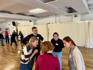 Angewandte Improvisation in der Therapie – Intensiv-Wochenende in Berlin, Team beim Improtheater-Workshop, 24. bis 26. Januar 2025